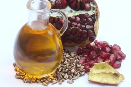 IlLa grenade aux propriétés anti-âge naturelles pour la régénération cellulaire les peaux irritées ou sensibles.