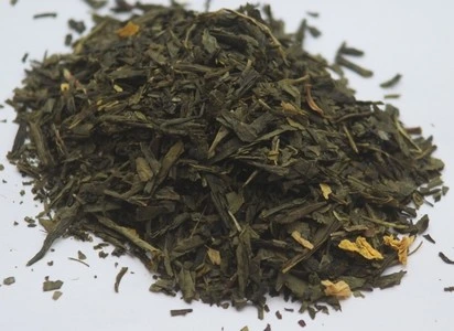 Il tè verde, lenitivo, emolliente, idratante e drenante, combatte il rilassamento cutaneo e dona una pelle morbida, liscia e sana, nonché un colorito radioso.