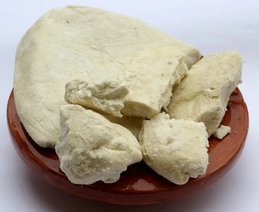 Burro di karité per un'idratazione intensa e una protezione dal freddo e dal sole. Ideale per pelli secche e sensibili.